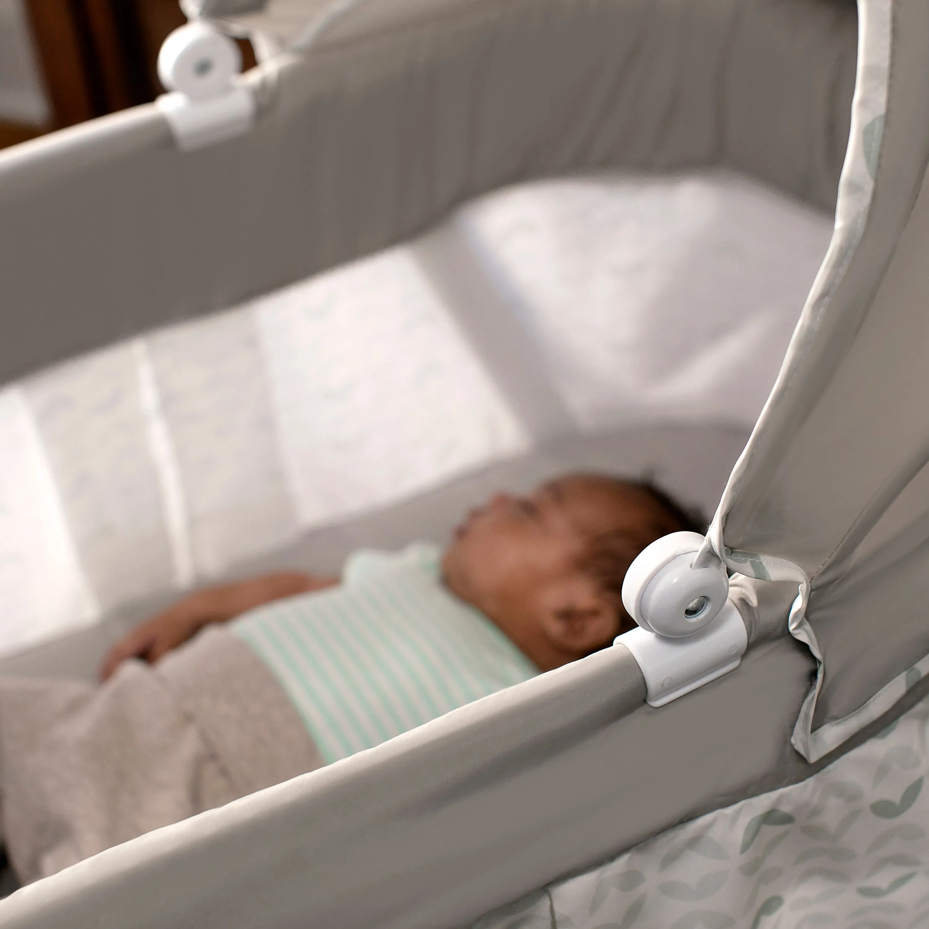 Ity by Ingenuity Snuggity Snug Soothing Vibrations Bassinet, Nimbu