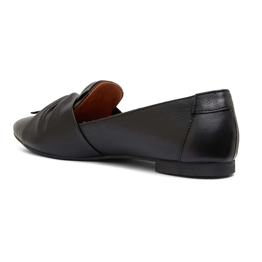 Rosco Flat in Black Leather