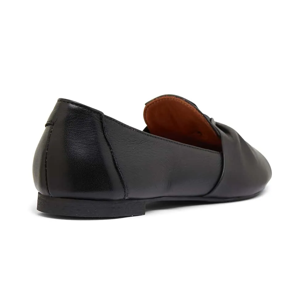 Rosco Flat in Black Leather